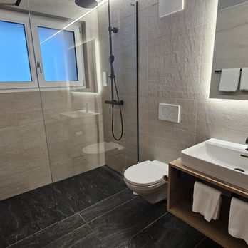 Hotel Jägerhof - Very clean bathroom - Hotels Near Me - Zermatt, VS