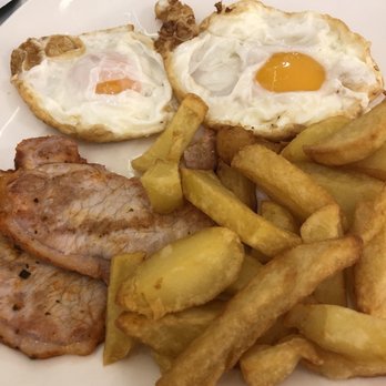 El Saltón - 2 eggs, 2 slices of pork loins, and fries (extremely oily) - Tapas Bars Near Me - Madrid, M