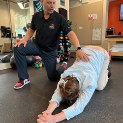 Vida Integrated Health - Dr Jeff Dueck treating patient