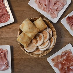 Tigella Bella - Foto presa dal sito. Tigella, gnocco e salumi.