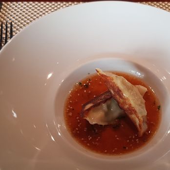 L'Atelier de Joël Robuchon - LE GYOZA - à la plancha, volaille, poireau et gingembre, dans son bouillon au parfum d'Asie  2021 09 04. M1. - French Near Me - Paris, 75