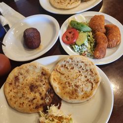 Pupusas de frijol con queso Empanada de leche Pastelitos de carne