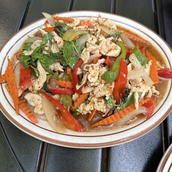 Sopa Thai Cuisine - Spicy basil with chicken, salad, peppers, onions, and carrots - Thai Near Me - Nevada City, California Sopa Thai Cuisine - Spicy basil with chicken, salad, peppers, onions, and carrots - Thai Near Me - Nevada City, California