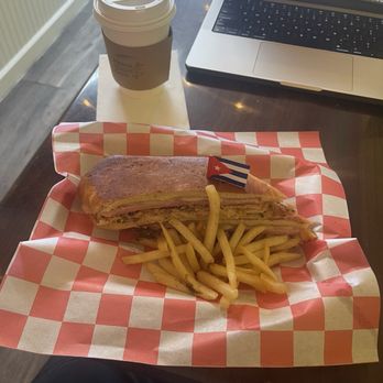 Media Noche Cafe - Medianoche Sandwich & cafe con leche - Cuban Near Me - Berwyn, Illinois