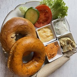Café BRUNS - Big bagel breakfast - 2 bagels, 4 spreads