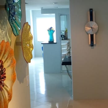 Red Door Living - View as you enter the condo. I love the beautiful art plates and the metal clock. - Interior Design Near Me - Signal Hill, California Red Door Living - View as you enter the condo. I love the beautiful art plates and the metal clock. - Interior Design Near Me - Signal Hill, California