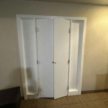 Comfort Suites Oakbrook Terrace Near Oakbrook Center - doors that don't even close - Hotels Near Me - Oakbrook Terrace, Illinois