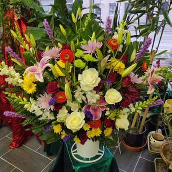 Murrelle's Florist - Sympathy Basket ! - Florists Near Me - Cincinnati, Ohio Murrelle's Florist - Sympathy Basket ! - Florists Near Me - Cincinnati, Ohio
