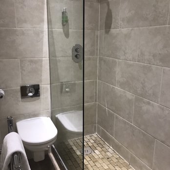 Rutland Hotel - Tight and moldy tiles - Hotels Near Me - Sheffield, XSY