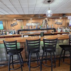 Kelli’s Tavern - Sqeet lil tavern. Lots of locals. Full bar. Lots of taps