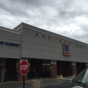 ALDI - Front of the store - Grocery Near Me - Fenton, Missouri