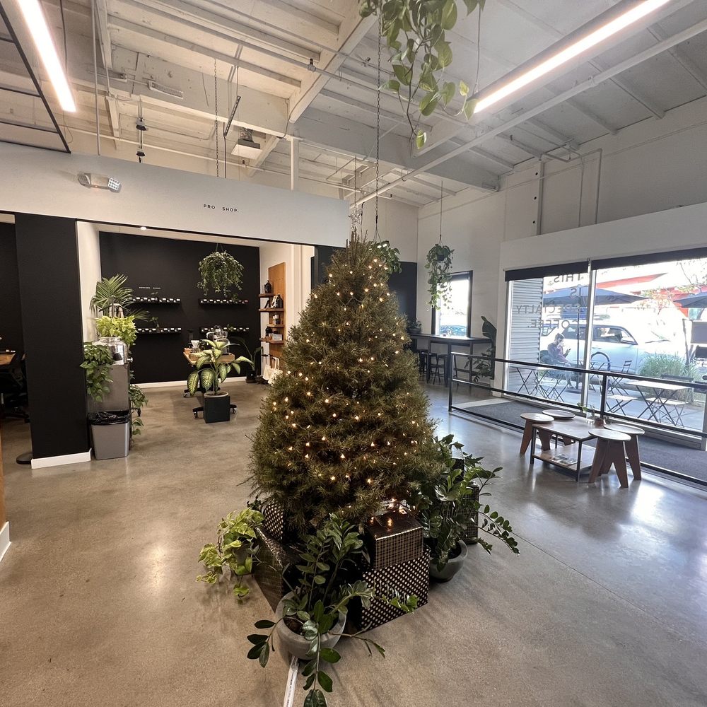 Common Room Roasters - Interior is super cute, outside seating as well - Coffee Roasteries Near Me - Long Beach, California Common Room Roasters - Interior is super cute, outside seating as well - Coffee Roasteries Near Me - Long Beach, California