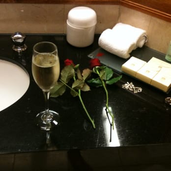 Stamford Plaza - The Romance Package Bathroom - Hotels Near Me - Auckland, AUK