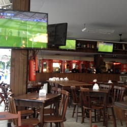 Bar Di DomDom - Bar grande e bem ventilado. Muitas TVs. Ótimo pra assistir jogos enquanto toma uma gelada!