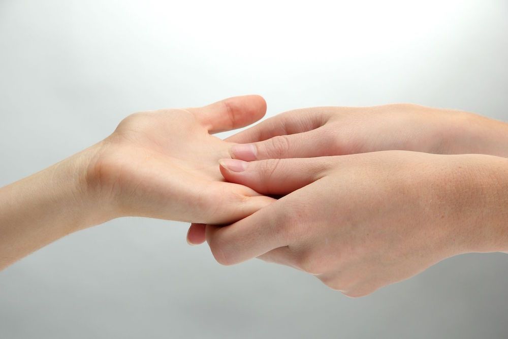 Hands to Heel Logo