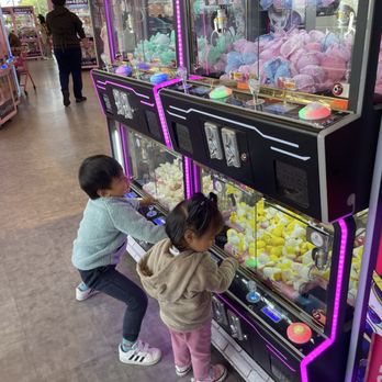 Claw & Kitty - Arcades Near Me - Markham, Ontario