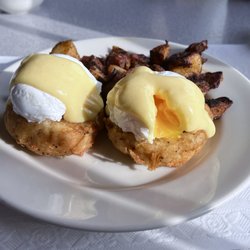 Moonakis Cafe - Nicely poached eggs, very tasty hollandaise.. well done!