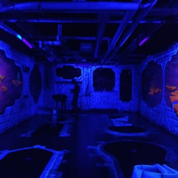Schwarzlicht-Minigolf - Holes 6-10 in the "Mars" room - Mini Golf Near Me - Berlin, BE Schwarzlicht-Minigolf - Holes 6-10 in the "Mars" room - Mini Golf Near Me - Berlin, BE