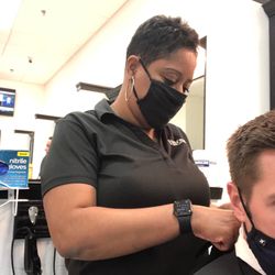 Roosters Men's Grooming Center
