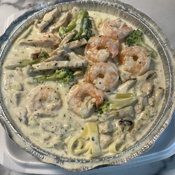 Gianna's Pizza - Chicken and shrimp Alfredo w/ broccoli - Pizza Near Me - Chicago, Illinois