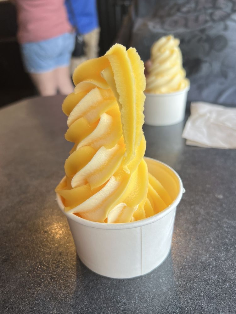 Cinnaholic Logo