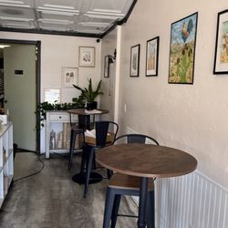 Cafe Francais Boulangerie et Patisserie - Adorable, cozy interior!