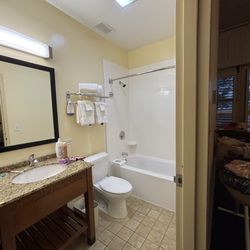 Navy Lodge Hawaii - Bathroom