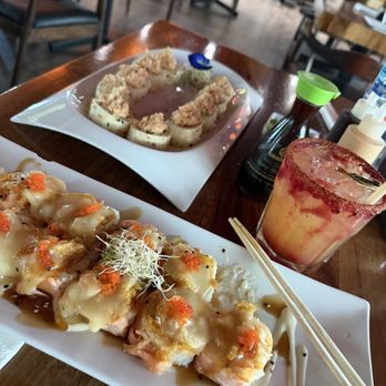 Kahe Sushi Bar - Crunch Especial y Sake roll. Mia Margarita is so good! - Sushi Bars Near Me - La Paz, BCS Kahe Sushi Bar - Crunch Especial y Sake roll. Mia Margarita is so good! - Sushi Bars Near Me - La Paz, BCS