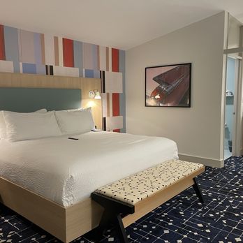 Colony House Motor Lodge - Note the artwork (part of a vintage car) and mirror. Modern but work with the aesthetic. - Hotels Near Me - Roanoke, Virginia