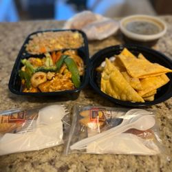 Jade Spoon Bronxville - Garlic chicken with vegetable fried rice and crab Rangoon