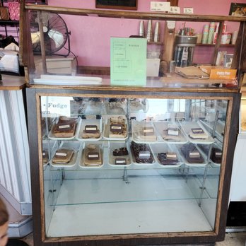 B J's Ice Cream Parlor - Fudge - Ice Cream & Frozen Yogurt Near Me - Florence, Oregon