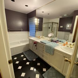 Fraser River Richmond Bed And Breakfast - Large private bathroom with a glass door