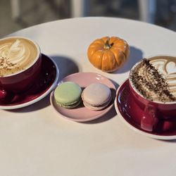 Brio Coffeeworks - Autumn Spice latte, Nutella latte, 2 macarons (don't remember the flavors)