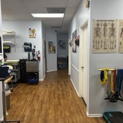 Sierra Canyon Physical Therapy - Well organize staff and nice art in the wall