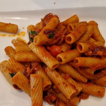 Da Peppino - Rigatoni mit Tomatensauce - Italian Near Me - Weinheim, BW Da Peppino - Rigatoni mit Tomatensauce - Italian Near Me - Weinheim, BW