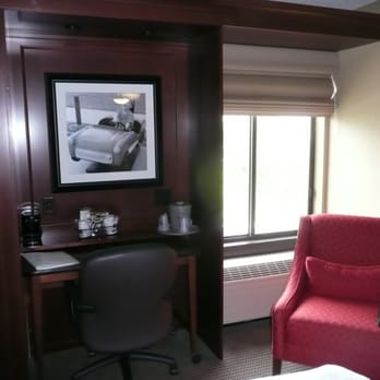 Hampton Inn Appleton-Fox River Mall Area - work area snazzy red chair - Hotels Near Me - Appleton, Wisconsin