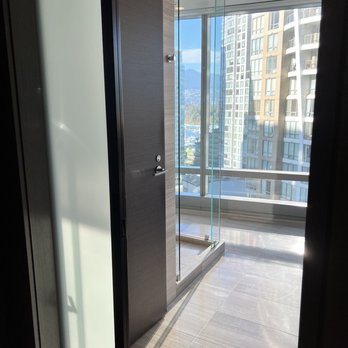 Paradox - Bathroom and view - Hotels Near Me - Vancouver, British Columbia