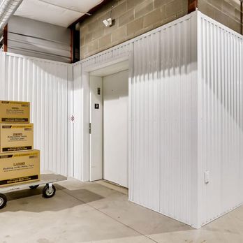 1. StorageMart