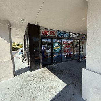 Clothesline Laundry - Store Front - Laundromat Near Me - Saint Petersburg, Florida