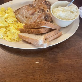El Corral Lozano - Pork chops with scrambled eggs, grits and toast. - Mexican Near Me - Taylor, Texas