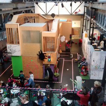 Labyrinth Kindermuseum - Sicht von der obersten Ebene auf die Kletterlabyrinthe in der Mitte des Gebäudes - Children's Museums Near Me - Berlin, BE