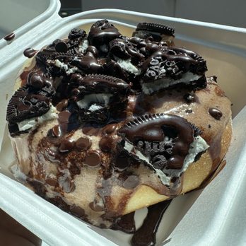 Cinnaholic - Cookie Monster Roll* minus the cookie dough - Desserts Near Me - Corona, California Cinnaholic - Cookie Monster Roll* minus the cookie dough - Desserts Near Me - Corona, California