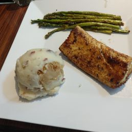 Mahi, mash, and asparagus. Decent quality but small portion for $27 pre tax and tip