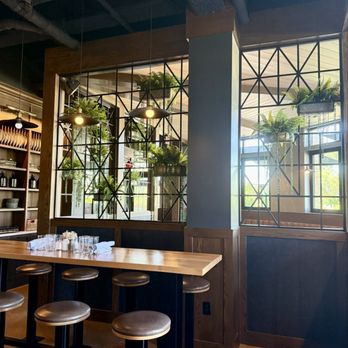 101 Craft Kitchen - Romantic decor - New American Near Me - Carmel, Indiana