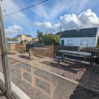 KFC - Outdoor picnic tables - Fast Food Near Me - Bundoran, DL