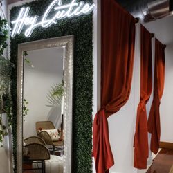 Sol Boutique - Selfie wall / Fitting rooms