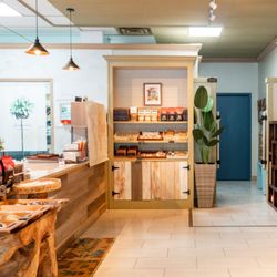 The Queen's Coffee & Donut Bakery - Interior