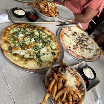 Moku Kitchen - Hamakua mushroom, vegetable pizza, and truffle fries - Cocktail Bars Near Me - Honolulu, Hawaii