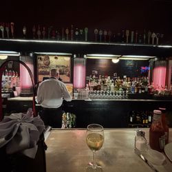 Tessaro's - Ambiance at bar
