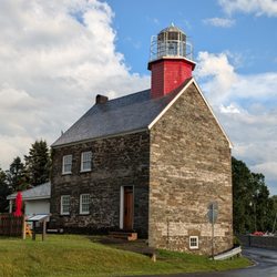 Salmon River Lighthouse & Marina - Selkirk Lighthouse Hotel, Pulaski